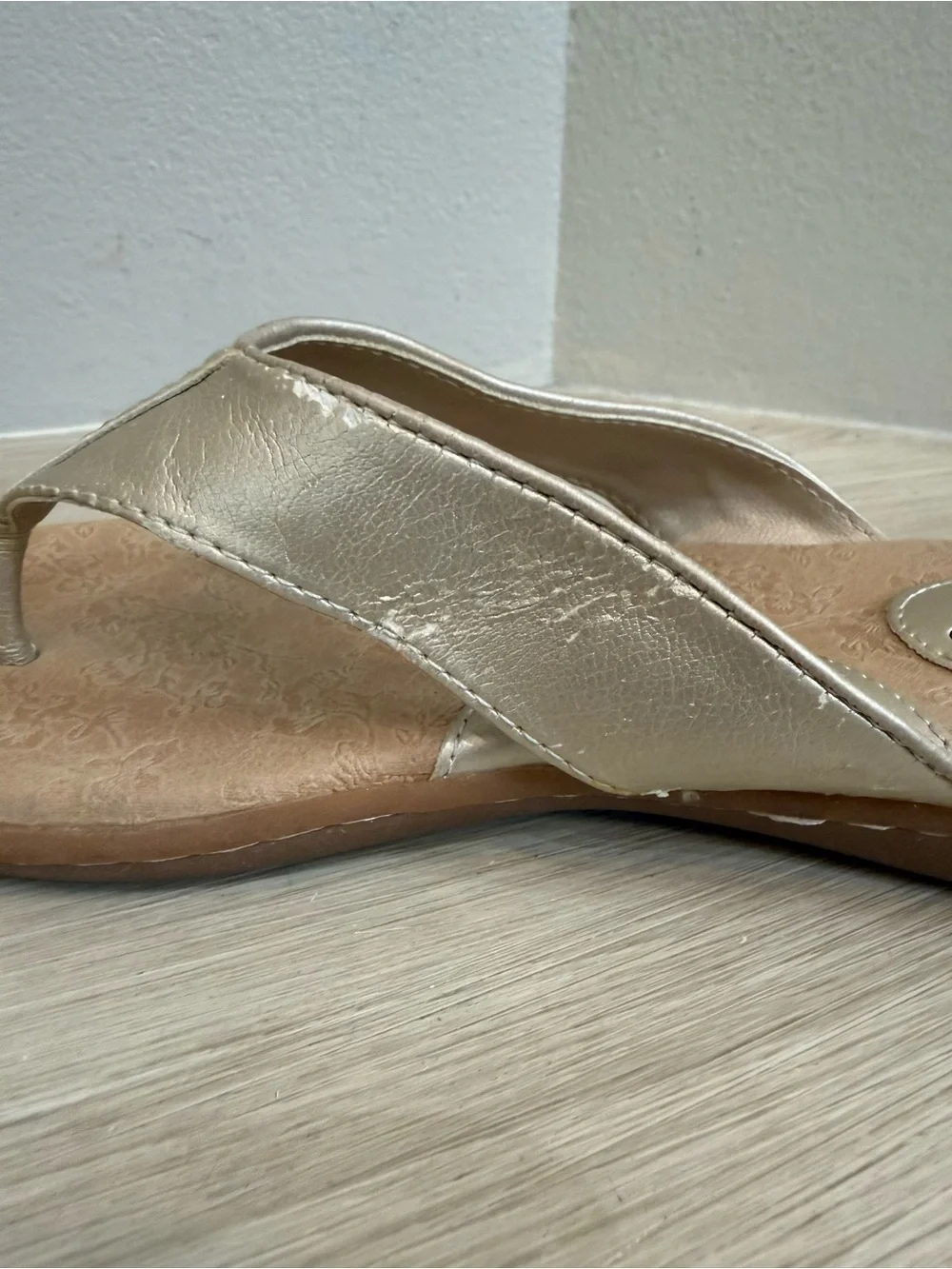 b.o.c. By born Women’s Metallic Gold Thong Sandals flip flops size 9